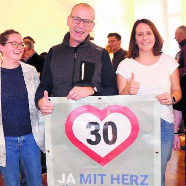 Knapp – aber breit abgestützt - Strahlende Gesichter bei der Kerngruppe des Ja-Komitees zu Tempo 30 in Muri. Von links: Lea Küng, Stefan Staubli, Valérie Weibel und Stephanie Haller. Bild: Thomas Stöckli