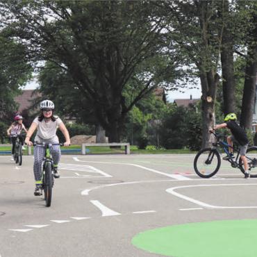 Kinder haben eigene Strasse - Sie haben den Verkehrsgarten als Erste befahren und dies sichtlich genossen.