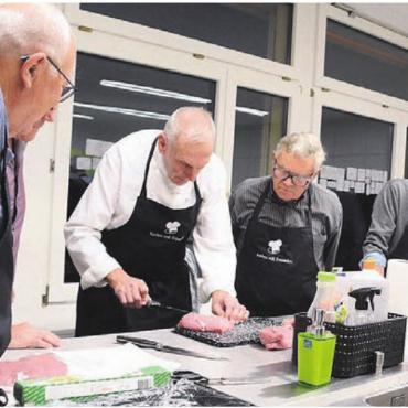 Gourmetküche trifft auf Anfänger - Das Fleisch richtig parieren ist gar nicht so einfach: Hugo Weibel zeigt, worauf es dabei ankommt.