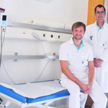 Keine Konkurrenz - Philipp Rischer (links), Leiter Praxiszentrum, und Chris Heimgartner, Chefarzt Medizin, in einem der Behandlungszimmer. Bild: Annemarie Keusch