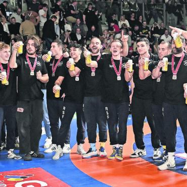 Der Stolz überwiegt - Freude, obwohl es nicht zum 1. Platz gereicht hat. Die RS Freiamt feiert mit den zahlreichen mitgereisten Fans in Willisau. Bild: Alexander Wagner