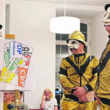Die Spital-Geburten im Fokus - Die «Golden Boys» präsentieren zu ihren Sprüchen auch Zeichnungen. Bild: ake