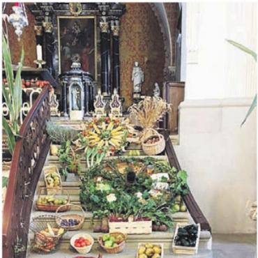 Reiche Gaben - Die Kirche war für den Gottesdienst festlich geschmückt. Bild: zg