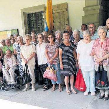Mit Maria im Herzen - Gruppenbild der Mitglieder des Lourdespilgervereins bei der Wallfahrtskirche Bild: zg