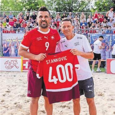 Noch lange nicht satt - Dejan Stankovic (links) und Nationaltrainer Angelo Schirinzi mit dem Jubiläumstrikot. Bild: Yasmine Bollmann
