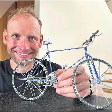 Das Ende der Maschine - Hunderte Siege, Hunderte Podestplätze. Der 40-jährige Urs Huber hat fast all seine Trophäen entrümpelt. Jenes kleine Velo, gewonnen an einem Rennen in Afrika, hat er behalten. Nun endet sein Profivertrag – und damit auch seine Karriere. Bild: Stefan Sprenger