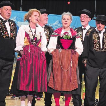 Mit ganz viel Stimmung - Konzertauftritt der Gastgeber am Jodler-Obig: Der Jodlerklub Alpegruess Benzenschwil in voller Aktion. Der Verein begeisterte als Organisator und mit dem Gesang. Bilder: Alphonse Hauser