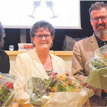 Dreimal deutlich Ja zur Badi - Strahlende Gesichter nach ihrer letzten «Gmeind» als Gemeinderäte, von links: Carolynn Handschin, Milly Stöckli und Beat Küng. Bild: Annemarie Keusch