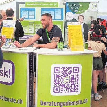 Berufsberatung unterwegs - An den Ständen von ask! werden die jungen Menschen beraten und das Bildungssystem wird erklärt. Bild: pd