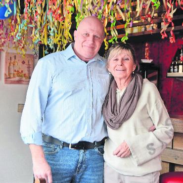 Im Herzen bleibt ganz vieles - Quirin «Quick» Fischer und Eva Huber verabschieden sich von ihrem «Frohsinn» und ihren Gästen. Bild: Annemarie Keusch