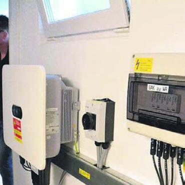 Eigener kleiner Stromkreislauf - Klein ist die Technologie, die den Gleichstrom in Wechselstrom wandelt.