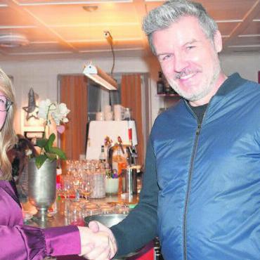 Mit Demut an Herausforderung - Karin Koch Wick, Mitte-Präsidentin des Bezirks Bremgarten, gratuliert Harry Lütolf zur erfolgreichen Friedensrichterwahl. Bild: Daniel Marti