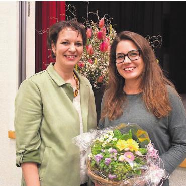 Zwischen Tradition und Innovation - Präsidentin Edith Nietlispach (links) gratulierte der frischbrevetierten Bäuerin Marlen Etterlin aus Benzenschwil.