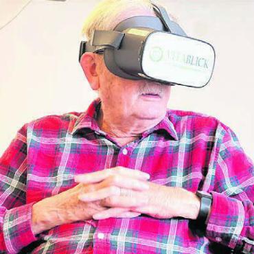 Türen öffnen zu vergessenen Zeiten - Der Einsatz der VR-Brille erlaubt es auch Menschen, die nicht mehr mobil Bild: zg