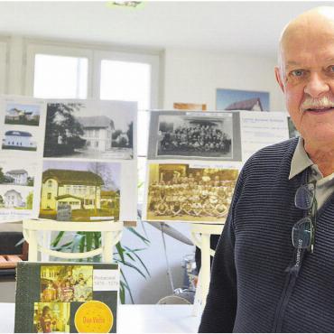 Haus, das Emotionen weckt - Jörg Sax interessiert sich stark für Lokalhistorie – rund um das 200 Jahre alte Schulhaus und heutige Kindergarten-Gebäude hat er so manches entdeckt. Bild: Annemarie Keusch