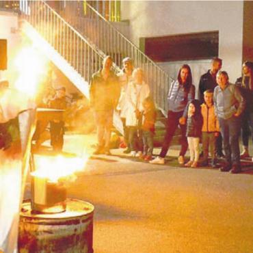 Breites Feuerwehr-Handwerk - Wenn die Pfanne brennt: Die Löschdecke entzieht dem Feuer den Sauerstoff.