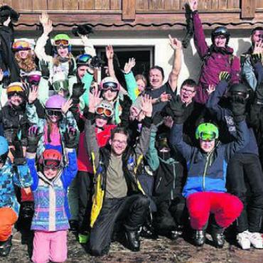 Viel Spass trotz wenig Schnee - Ein Gruppenbild, das zeigt, wie viel Spass die Kinder im Skilager hatten. Bild: zg