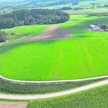 Meilenstein erreicht - Heute ist die «Weid» unscheinbar: Kaum etwas erinnert an die Aushub-Deponie, die an dieser Stelle in der Gemeinde Beinwil zehn Jahre geführt wurde. Bilder: Celeste Blanc (1) / zg(2)