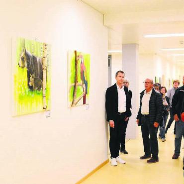 Schon immer ein Faible für Tiere - Der Villmerger Maler André Keusch (rechts) führt die Gäste an der Vernissage persönlich durch die Ausstellung und weiss zu fast allen Bildern etwas zu erzählen. Bilder: Chregi Hansen