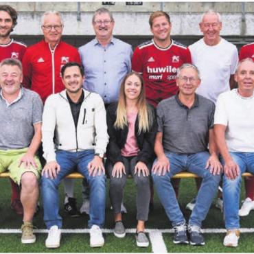 Viel Arbeit fürs grosse Fest - Das OK 75 Jahre FC Muri, hinten von links: Thomas Lüscher, Samuel Schäublin, Hans Hübscher, Christian Zemp, Pascal Brun, Walter Stierli, Michael Stadelmann; vorne von links: Jörg Weiss, Vito Basile, Vanessa Passerini, Josef Etterlin, Geri Steinger. Bild: zg