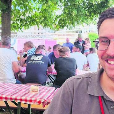 Musik liegt im Zentrum - OK-Präsident Oliver Leu hat auch nach zwei Tagen ein Lachen auf dem Gesicht. Das Fest läuft und die Besucher kommen.
