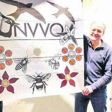 Neuer Ehrenpräsident - Alois Huber und Gerhard Vonwil präsentieren den Plan für die Wildbienenwand, die bald den Garten von Mathis Wissler (von links) zieren wird. Bild: zg