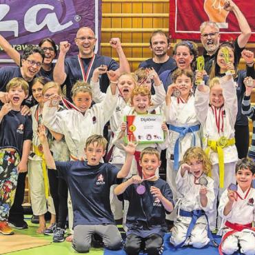 Kampfsport-Erfolge in Biel - Die erfolgreichen Karatekas der Altersklassen U10 und U12. Bild: zg