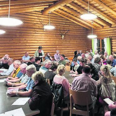 Volle Hütte, keine Diskussionen - Es wurde ganz schön eng in der Waldhütte Tannenlaube. Die Traktanden wurden alle einstimmig genehmigt. Bilder: Annemarie Keusch