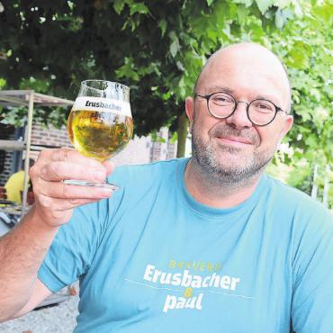«Das macht uns stolz» - Im Jahr 2000 eröffnete Otto Sorg mit seinem Kumpel Hansruedi Schädeli in Villmergen eine Brauerei. 24 Jahre später kann er im eigenen Wirtshaus zur Brauerei auf die erfolgreiche Entwicklung anstossen. Bild: Chregi Hansen