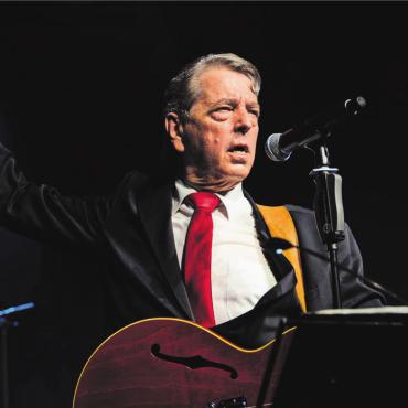 Er ist einfach mitreissend - Peter Meyer ist Frontmann, Showmann und Sänger von The Hardy’s Bubbles. Mit Gitarre, Mikrofon und Publikum sei er im Ausnahmezustand, meinen seine Weggefährten. Bild: Luca Rey