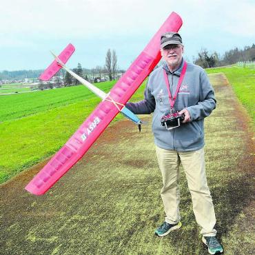 Begeistert vom Fliegen - Werner Fischer gehört zu den Gründern des Modellflugsportvereins Reusstal, Künten. Er amtet seit vielen Jahren als erst zweiter Präsident. Bilder: Roger Wetli / zg