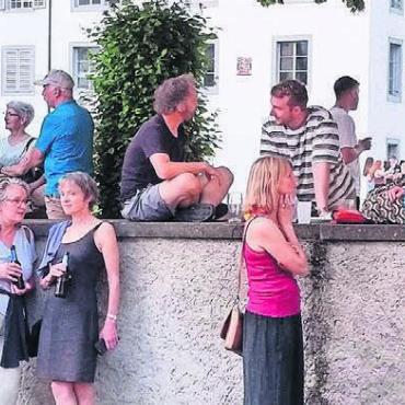 Ein Sommerabend zum Geniessen - Sie hatten den idealen Platz mit Tisch, um auf beiden Seiten der Mauer zu plaudern.