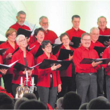 Definitiv eingestimmt - Die Sängerinnen und Sänger verbreiten an ihrem Konzert ganz viel Advents- und Vorweihnachtsstimmung. Bilder: Annemarie Keusch