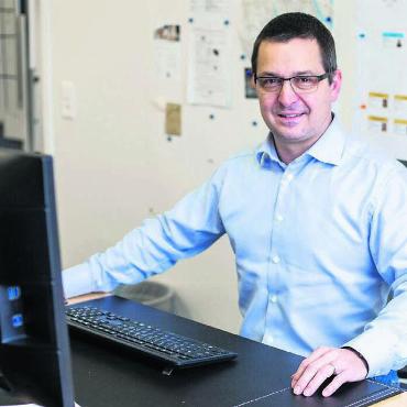 An sich selbst glauben - Daniel Strub an seinem Arbeitsplatz als CEO des Spitals Muri. In seinem Ausblick weitet er das thematische Feld aus. Bild: zg
