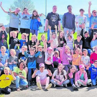 Keine Zeit für Langeweile - Bereit für die grosse Vorstellung heute Nachmittag: Die Stimmung ist bei Kindern und Erwachsenen hervorragend, die Vorfreude auf den Auftritt riesig. Bilder: Chregi Hansen