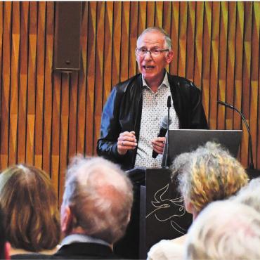 Religiosität oder Spiritualität - Urs Pilgrims neues Buch stiess auf grosses Interesse. Pointiert und mit vielen Details, welche das interessierte und engagierte Publikum forderte, gab er an der Buchvernissage im Hotel Caspar preis. Bilder: Verena Anna Wigger