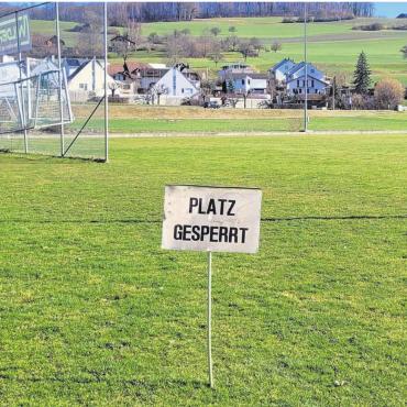 Weil Fussball weiter boomt - Die beiden Plätze des FC Sarmenstorf befinden sich in einem schlechten Zustand und müssen immer wieder mal gesperrt werden. Ein Kunstrasenfeld soll Abhilfe schaffen. Bild: Chregi Hansen
