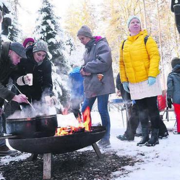 Schaurig-schöne Winterführung - Auf dem «Tanzplatz» hat das Sagenweg-Betreuerteam Glühmost ausgeschenkt.
