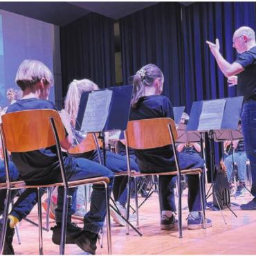 Auf allen Ebenen gepunktet - Patrick Steiner dirigiert die Nachwuchsmusiker, die seit Oktober beim Projekt «Gäch mit Bläch» mitmachten und im Rahmen des Jahreskonzerts der Brass Band Auw ihre Bühnenpremiere erlebten.