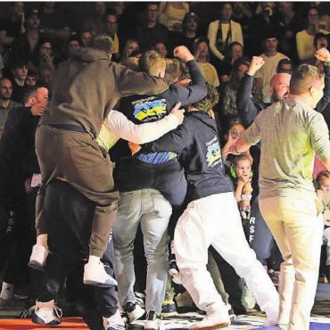 Happy End nach Horrorstart - Irgendwo unter diesem Haufen liegt er. Die Freiämter Ringer begraben George Bucur unter sich, nachdem er Sandro Hungerbühler auspunktet und damit Bronze sichert.