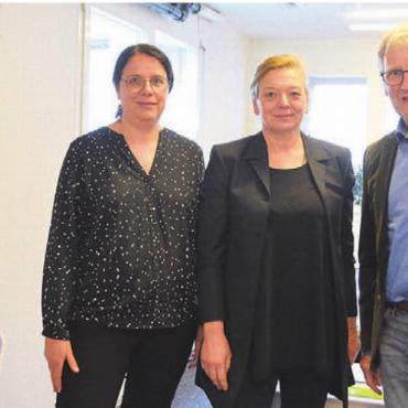 Der zarte Setzling wird stärker - Viel Engagement und Herzblut, von links: Ursula Rey, Monika Landmann (Mitarbeiterinnen) und Daniel Räber (Präsident). Bild: ake
