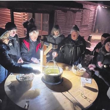 Mit Fondue im Freien - Die Mitglieder der Läufervereinigung genossen das Fondue in spezieller Atmosphäre vor der Tannenlaube. Bild: zg