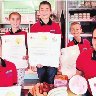 Qualität, die sich bewährt - Sichtlich stolz präsentieren Sonja und Diego Huwyler und ihre Kinder die Auszeichnungen der einzelnen Produkte. Bild: zg