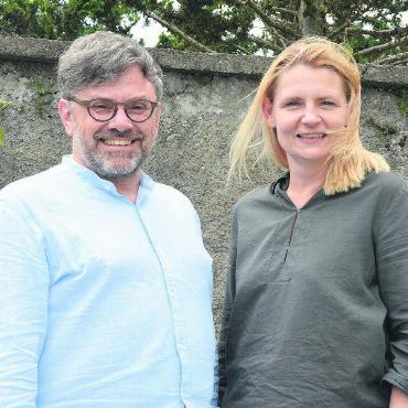 Weil mehr verbindet als trennt - Sie sind überzeugt, dass der ökumenische Religionsunterricht für alle einen Mehrwert bietet: Karl Scholz, Leiter Pastoralraum Muri und Umgebung, und Irena Bobas, Leiterin Katechese im Pastoralraum Muri und Umgebung. Bild: Annemarie Keusch