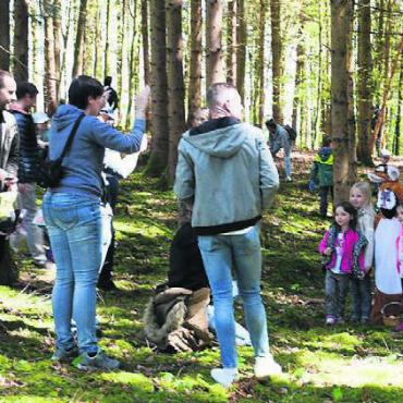 Osterhasen im Wald getroffen - Für ein Foto mit dem Osterhasen trat für einen Moment die Eiersuche in den Hintergrund.