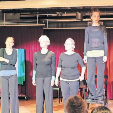 Reden ist Gold - Die Playback-Theater-Gruppe «gehdicht» aus Sarmenstorf gab wieder, was ausgesprochen wurde oder eben nicht. Sie erweiterte auf faszinierende Weise den Abend. Bild: vaw