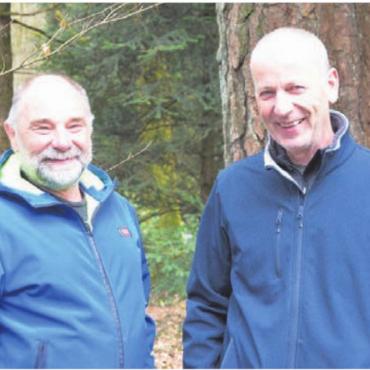 Je 36 Jahre mit Herzblut im Wald - Urs Meyer (links) und Stefan Staubli waren je 36 Jahre lang Revierförster. Bild: ake