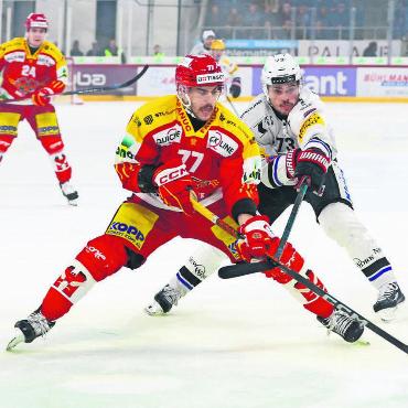 Ende noch nicht in Sicht - Robin Grossmann (links) im Duell gegen den HC Fribourg-Gottéron. Die Fribourger sind einer von fünf verbliebenen Gegnern der Bieler im Kampf um einen Play-in-Platz. Bild: Freshfocus