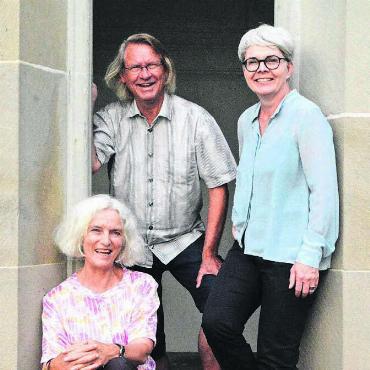 Einzigartige Venus - Von der Region für die Region, lautet der Gedanke hinter der «Venus von Muri». Brigitt Bürgi (links), Peter Fischer und Heidi Holdener freuen sich auf ein spannendes Kunstprojekt. Bild: Celeste Blanc