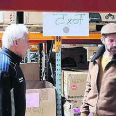 Mieten entspannt Familien-Budget - Ernst Engel (links) vom Servicepunkt in Muri und Marco Tramontano. Bild: vaw